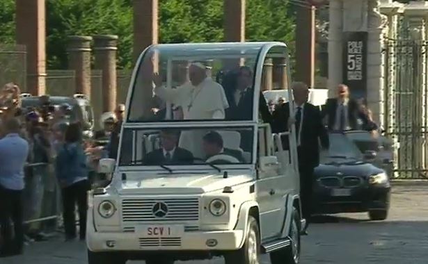 Il Papa a Torino. Ecco il suo arrivo in Papa Mobile