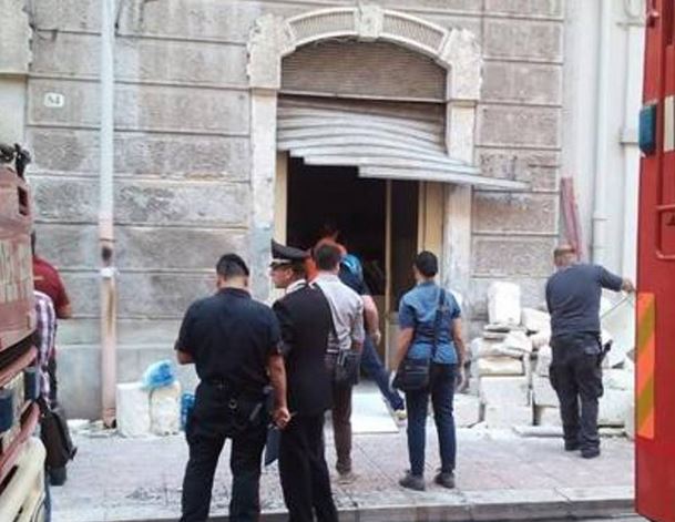 La saracinesca divelta dall'esplosione in un edificio a Taranto (Corriere del Mezzogiorno)