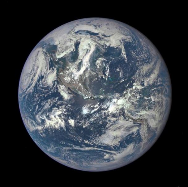 Il Pianeta Terra come una Biglia Blu "Blue marble" fotografato da 1 milione e mezzo di chilometri da Epic (Nasa)