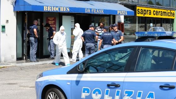 Agguato a Brescia uccisa una donna, ferito marito