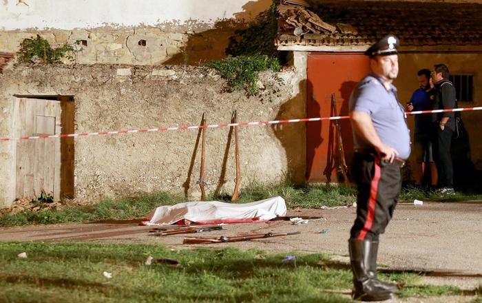 Tragedia a Potenza. Il corpo senza vita di Agostino Carullo, coperto con un telo