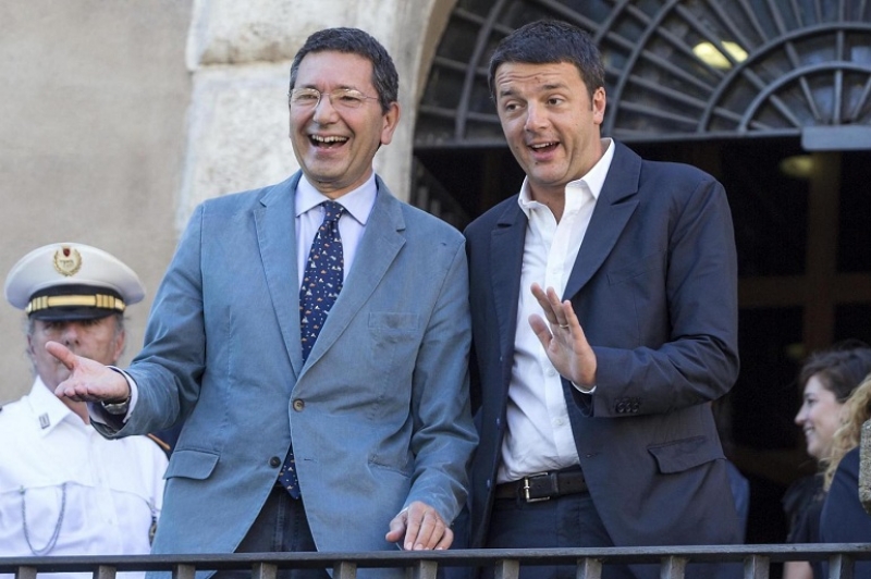 Il sindaco Marino e il premier Renzi sorridenti. Mafia Capitale, Renzi non scioglie Roma ma "commissaria" il sindaco Marino