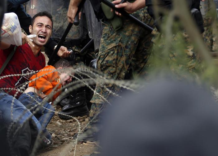 Immigrazione: migliaia di migranti passano confine Grecia Macedonia;scontri con polizia, 8 feriti