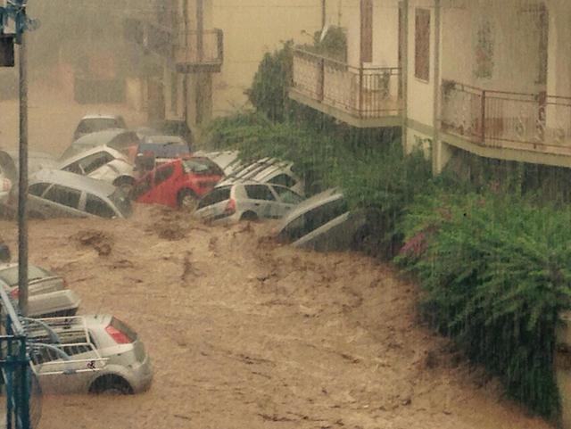 I danni causati dal nubifragio che si è abbattuto in Calabria, Rossano (Ansa/Questura Cosenza)