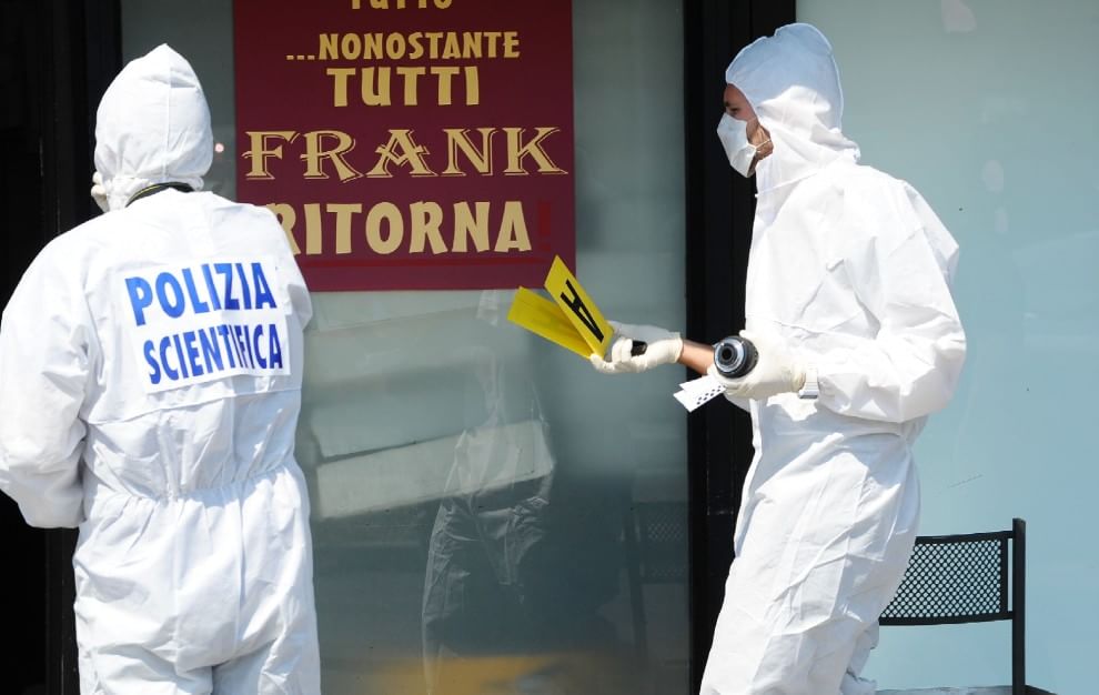 La Polizia Scientifica al lavoro davanti il locale da Frank dov'è avvenuto l'agguato a Brescia