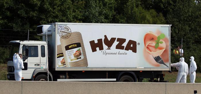 Il camion della società di prodotti avicoli Hyza dove sono stati rinvenuti i cadaveri di decine di migranti in Austria