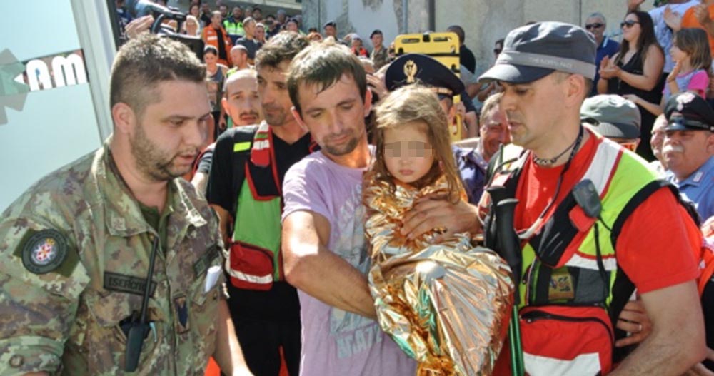 La piccola Katia in braccio al padre dopo il ritrovamento a Cusciano di Montorio al Vomano