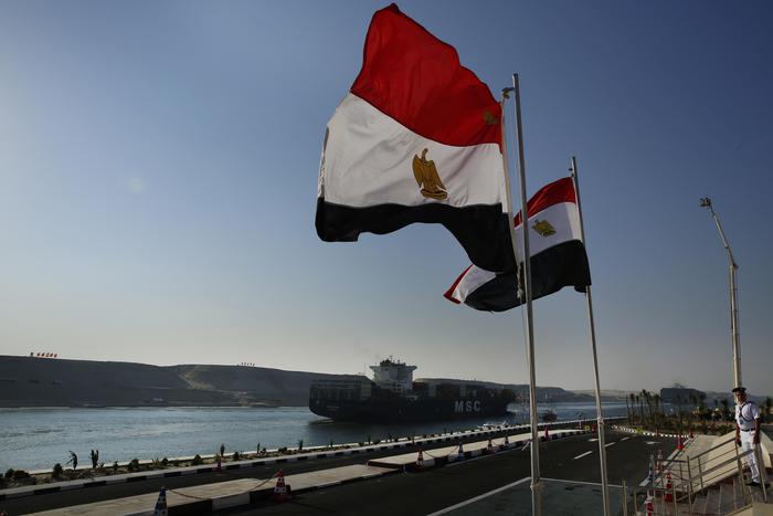 Un porta container attraversa per la prima volta il vuovo Canale di Suez