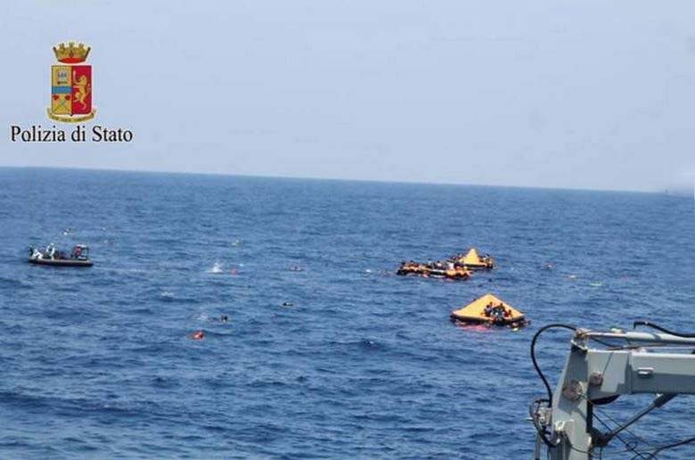I migranti in mare in balia delle onde, lasciati in acqua dagli scafisti trafficanti
