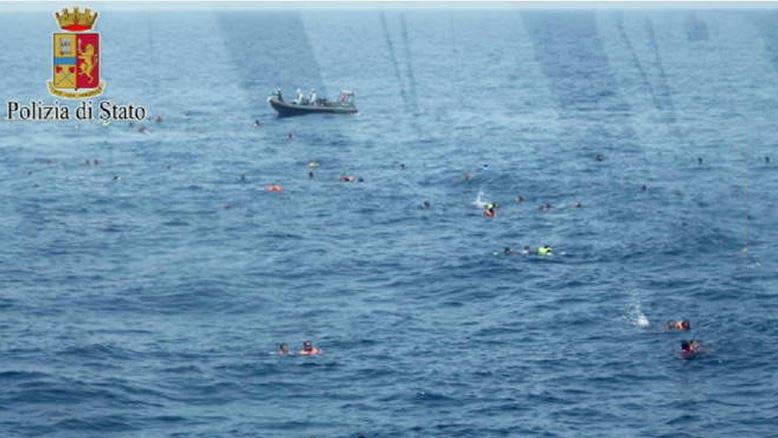 I migranti in mare in balia delle onde, lasciati in acqua dagli scafisti trafficanti