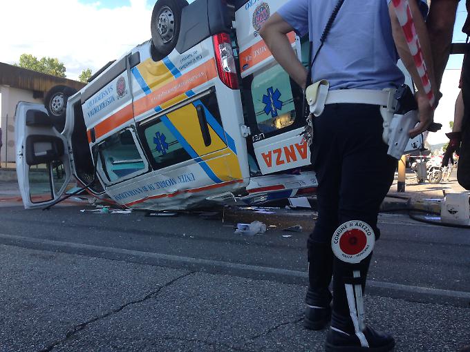 L'ambulanza ribaltata dopo l'incidente ad Arezzo