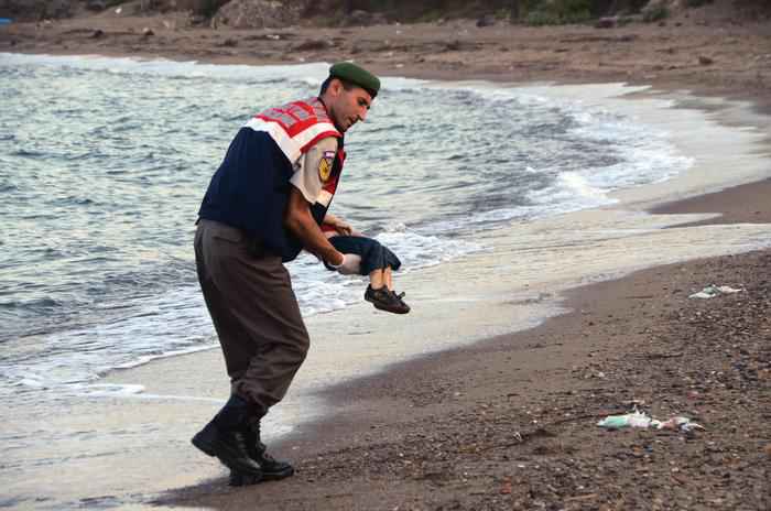 Il bimbo siriano morto in mare in Turchia (photo Nilüfer Demir)