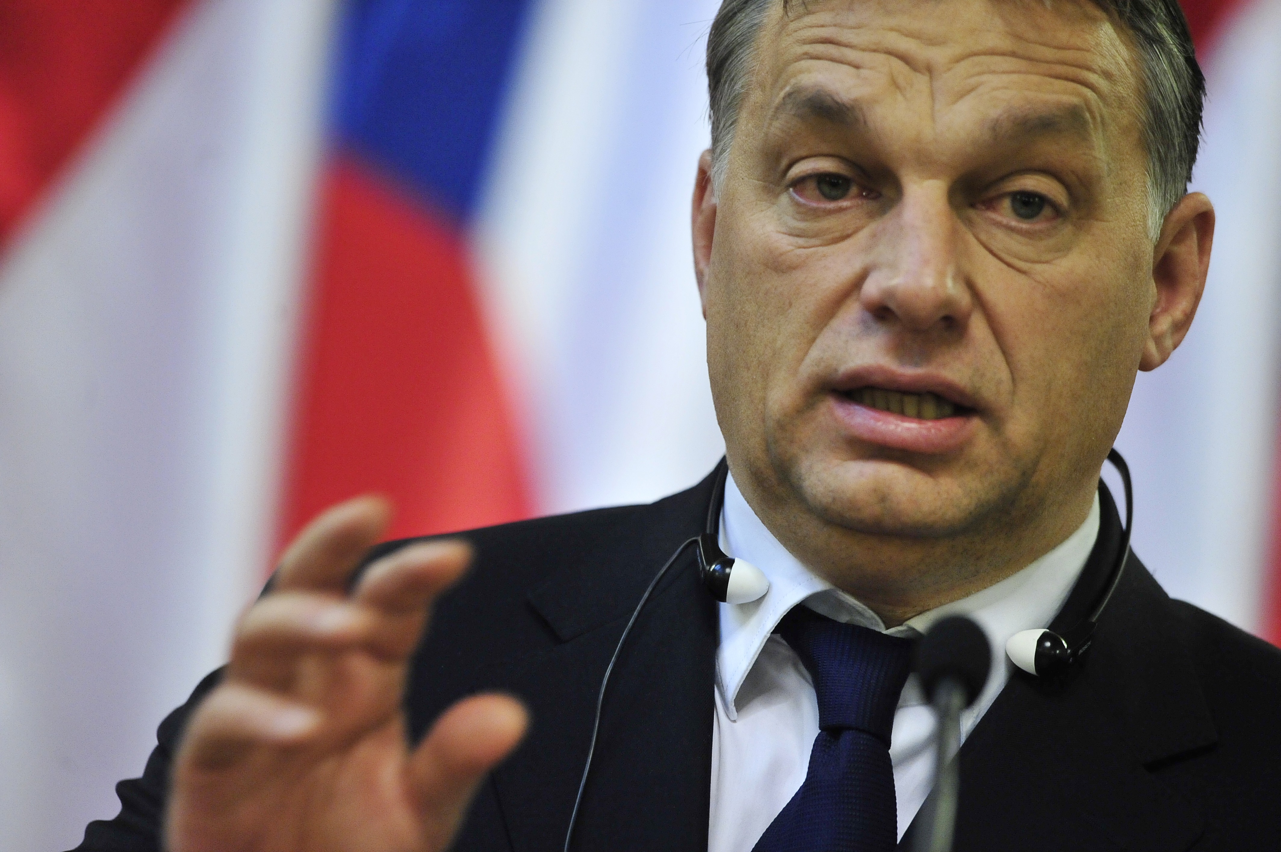 Il premier dell'Ungheria Viktor Orbán su migranti alza muri di filo spinato, gli altri paesi muri di militari
