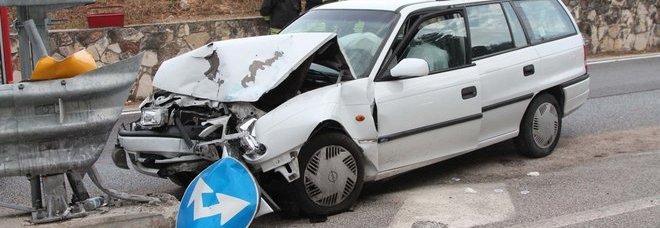 L'auto dopo l'incidente in cui hanno perso la vita a Santa Croce del Sannio Salvatore Girardi e Maria Mercuro