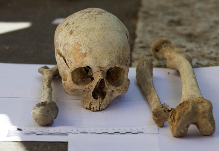 Ritrovate ossa umane tra due cassonetti in Via Flavio Stilicone la scientifica durante i rilievi 22 settembre 2015 a Roma ANSA/MASSIMO PERCOSSI