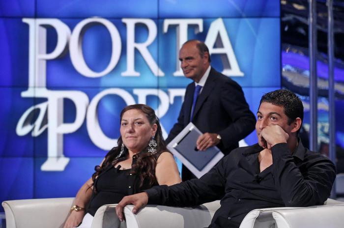 Vera e Vittorino Casamonica, ospiti della trasmissione televisiva "Porta a Porta", dietro di loro il conduttore Bruno Vespa (Ansa/di Meo)