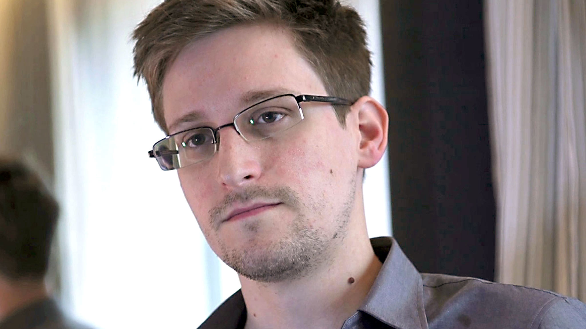 Edward Snowden spiega come l'intelligence britannica spia smartphone