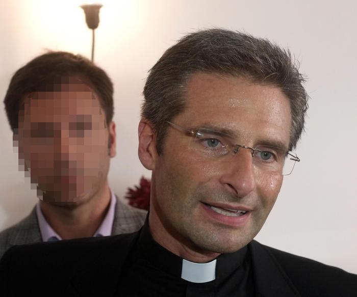 Monsignor Krysztof Charamsa, 43 anni, il teologo che ha ammesso di essere gay. alle spalle il compagno Eduard