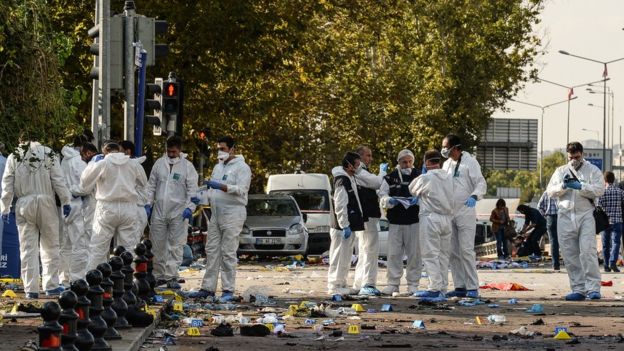 Polizia turca effettua rilievi sul luogo della strage