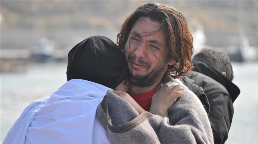 La disperazione di un sopravvissuto del naufragio nelle acque della Turchia in cui sono morti 12 persone tra cui 5 bambini
