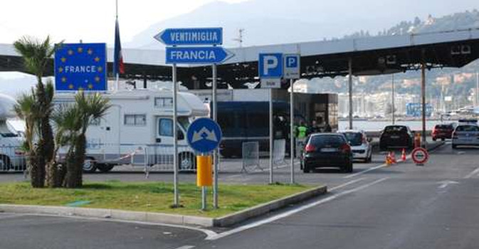 La frontiera di Ventimiglia dove sarebbe passata la misteriosa Seat Ibiza nera dei jihadisti