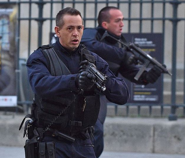 Parigi, lotta al terrore: E' massima allerta. L'Ue smantella Schengen