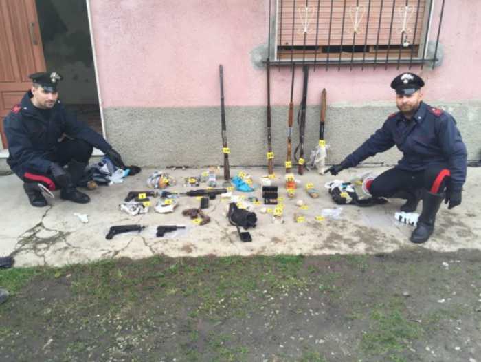 'Ndrangheta, trovato un arsenale di armi ed esplosivi GIOIOSA IONICA (REGGIO CALABRIA)