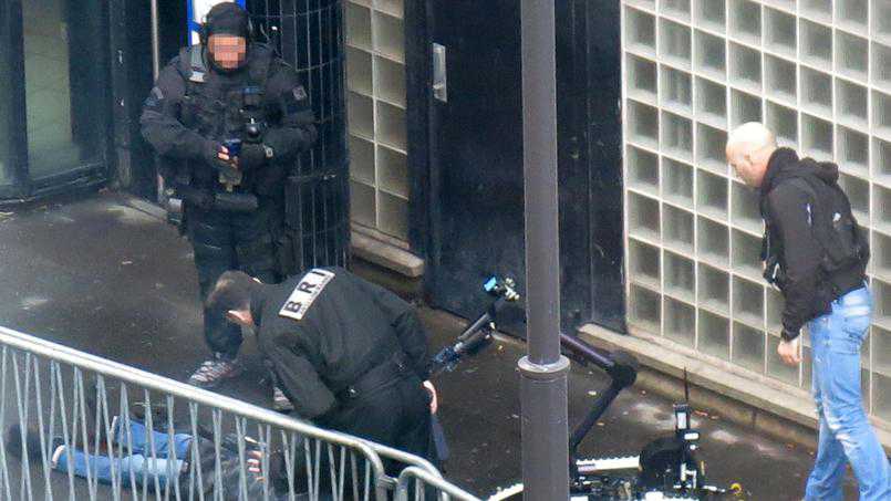 Parigi, marocchino minaccia commissariato con mannaia e finta cintura esplosiva. Grida "Allahu Akbar". Ucciso