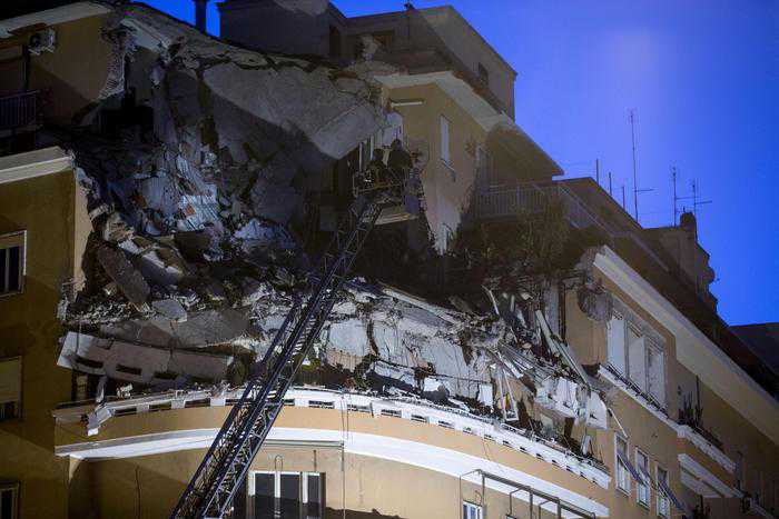 Ecco come si presenta il palazzo a Roma. Crollati gli ultimi tre piani. Causa forse per lavori in appartamento. (Ansa/Massimo Percossi)