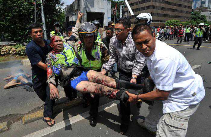Un poliziotto ferito negli attacchi Isis a Giacarta, Indonesia (Epa) 