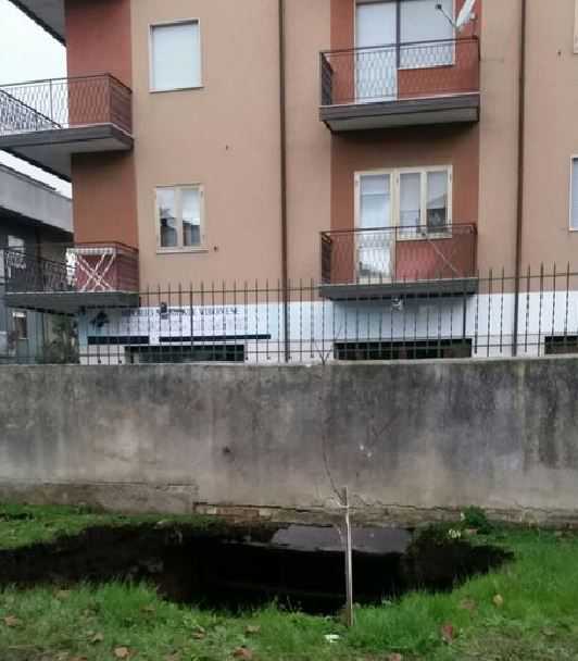 Paura a Vibo Valentia, evacuato palazzo per una frana