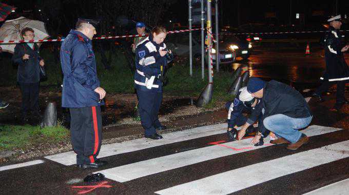 Rose (Cosenza), investe con l'auto 2 persone. Muore donna