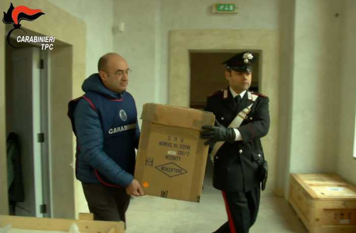 L'Arma rimpatria dalla Svizzera reperti archeologici trafugati dal sud Italia