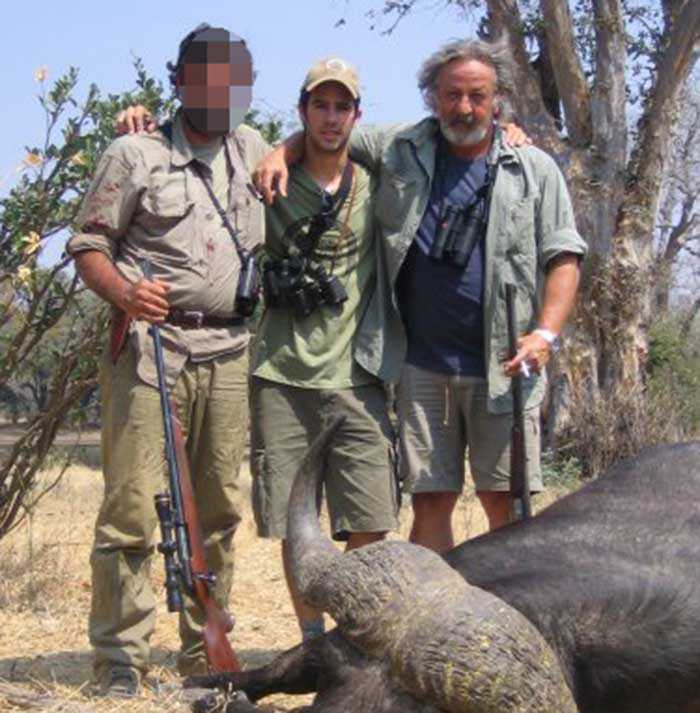 Massimiliano (al centro) e Claudio Chiarelli a sinistra uccisi in Zimbabwe 