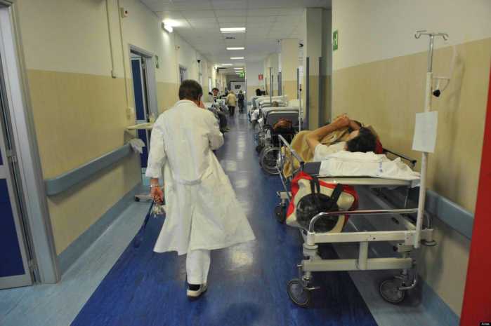 "Iniezioni letali a 13 pazienti". Arrestata infermiera a Piombino