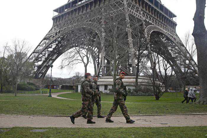 Polizia francese a Parigi in presidio anti terrorismo