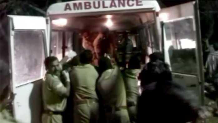 Fuochi al tempio di Puttingal, in India. Più di 100 morti