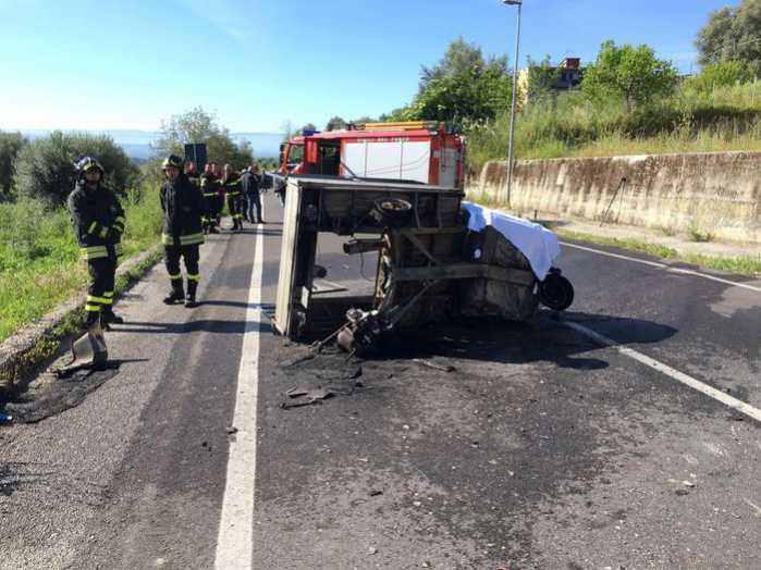 Frontale auto e motoape. Tragica morte di Antonino Vardaro
