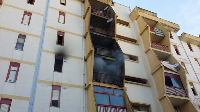 Catanzaro, incendio in due appartamenti di via Isonzo