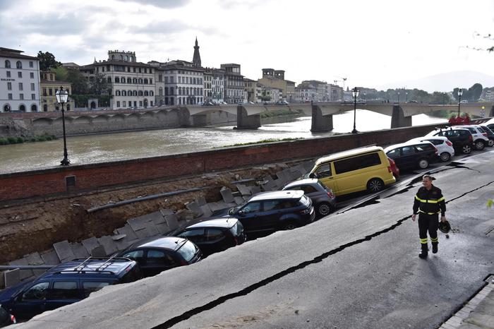 La voragine apertasi sul lungarno Torrigiani a Firenze, nei pressi di Ponte Vecchio, in pieno centro della città, 25 maggio 2016. ANSA / MAURIZIO DEGL'INNOCENTI