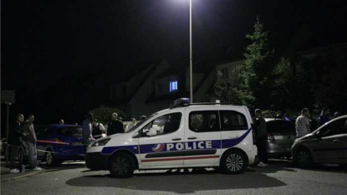 Parigi, torna l'incubo terrorismo: uccisa coppia di poliziotti 