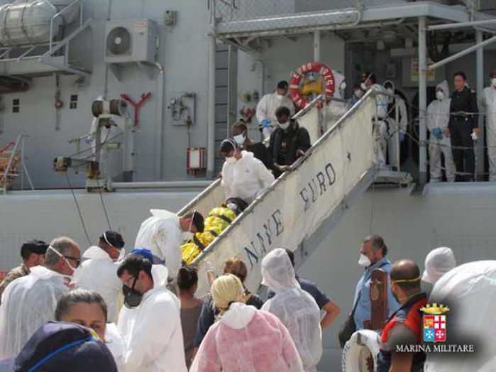 Sbarco di 482 immigrati al porto di Reggio Calabria