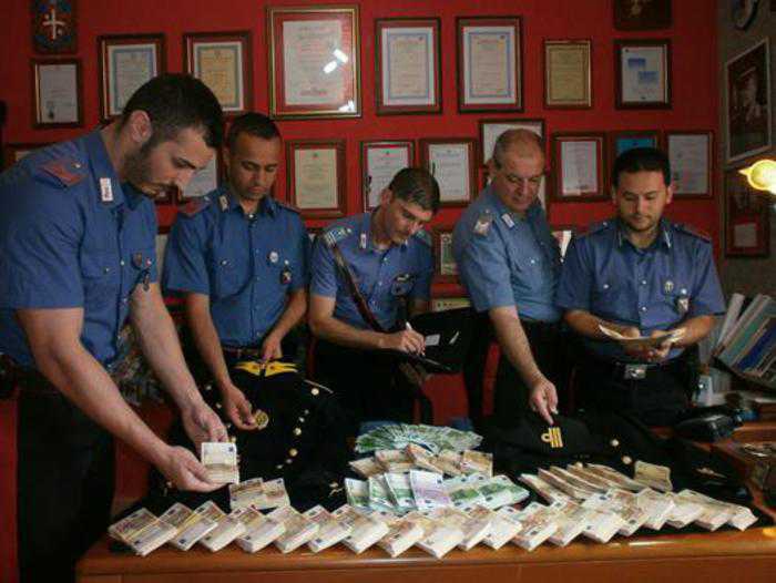 I militari con il materiale rinvenuto a Feroleto della Chiesa