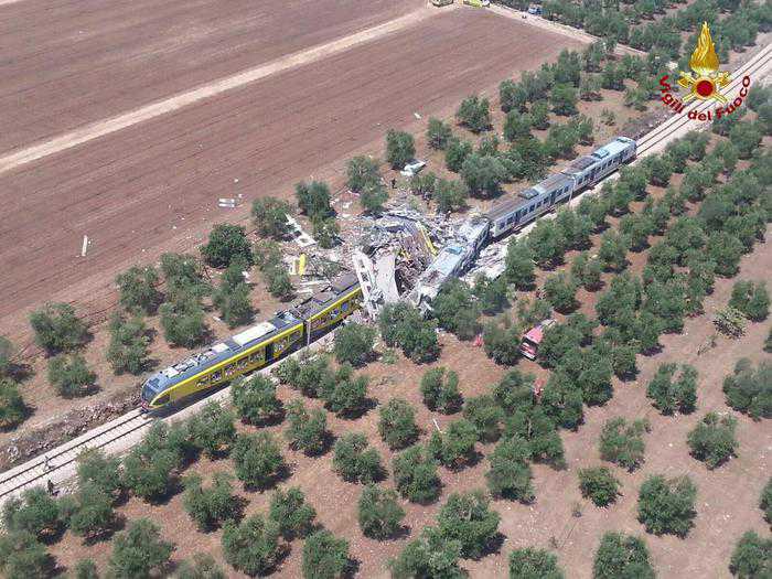 Una vista aerea del drammatico incidente ferroviario in Puglia dove due treni si sono scontrati