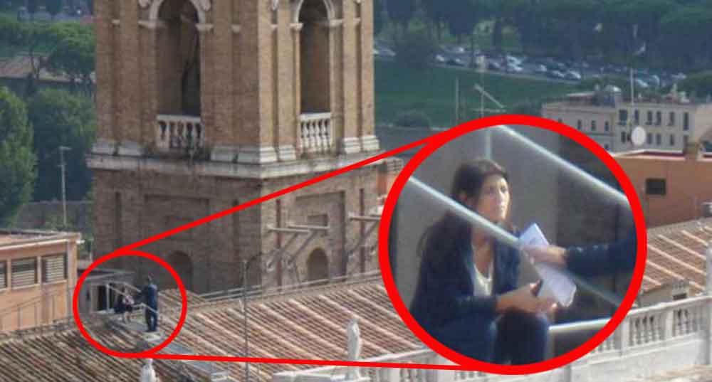 Roma, dal sindaco "Marziano" alla "Donna Ragno". Raggi sui tetti