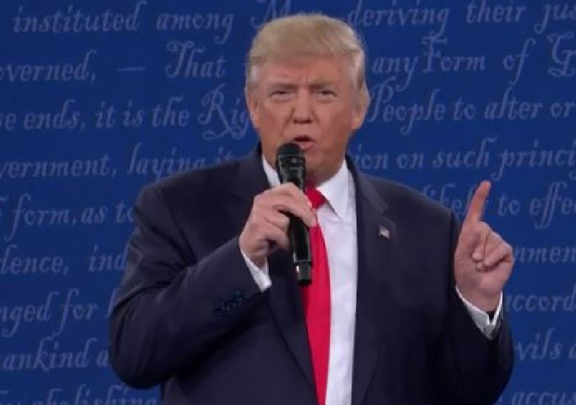 Donald Trump durante il secondo dibattito con Hillary Clinton