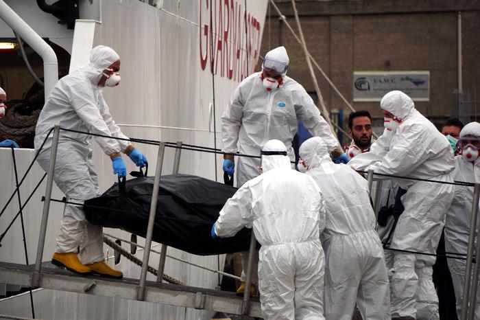 Il cadavere della donna trovata a bordo della nave Gregoretti al porto di Napoli 