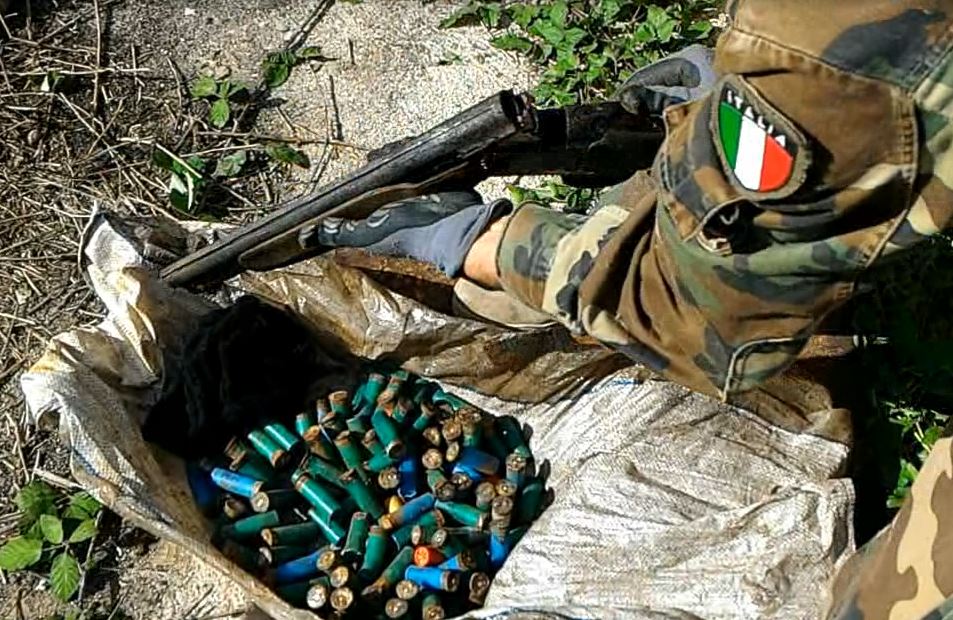 Il fucile a canne mozze e le munizioni trovati a Caulonia marina