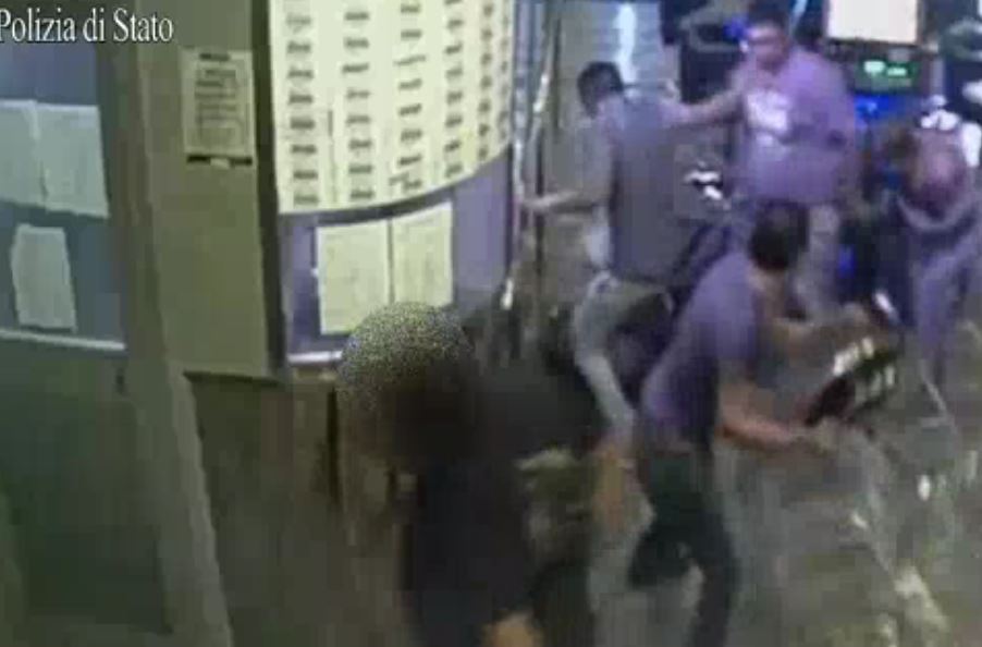 Un fermo immagine del video diffuso dalla Polizia in cui si vede il branco picchiare un senegalese.
