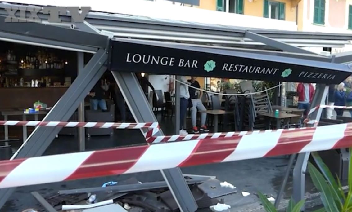 La veranda del bar distrutta dal Suv a Santa Margherita Ligure